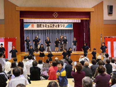 写真：田尻コミセンのステージで、ダンスを披露している様子