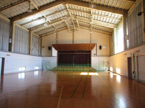 バレーボールコートが1面獲れる講堂（体育館）。前方にはステージもあります。