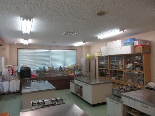 調理実習室。食器棚やコンロ付きの調理台があります