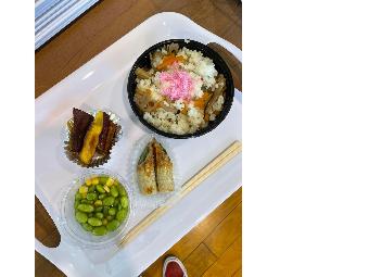 写真：お盆の上に、手作りのちらし寿司とちくわの照り焼き、大学芋、枝豆とコーンの和え物が並んでいます