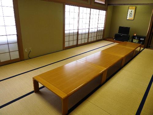 畳敷きの中会議室（和室）。座卓が4台並んでいます。
