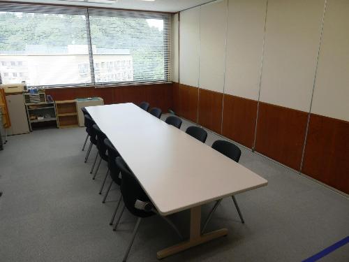 カーペット敷きの小会議室2。4人掛けの机があります。