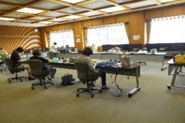 写真：会議室に地域住民が集まり、小物づくりをしています