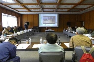 写真：会議室に地域の役員らが集まり、安全して暮らせるような地域づくりのための会議をしているところ