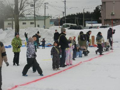 写真：雪合戦を遊しむ子どもたち