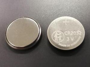 平べったいコイン型の丸い電池のイラスト