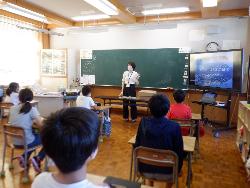 写真：小学校の教室で、環境教育プログラムを行う様子。