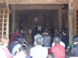 神社の中の祭壇に向かって参加者が正座で座っている写真