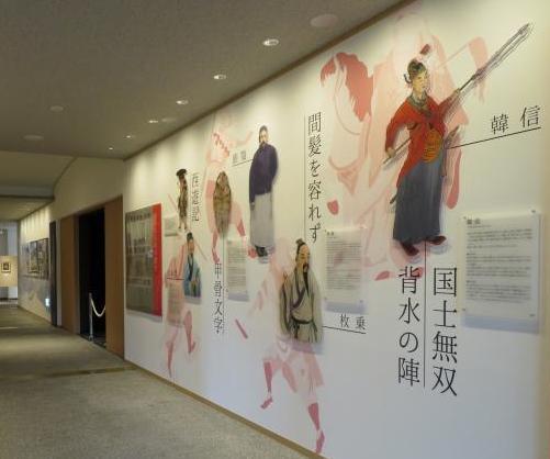 壁に貼られた中国淮安市の展示資料の写真