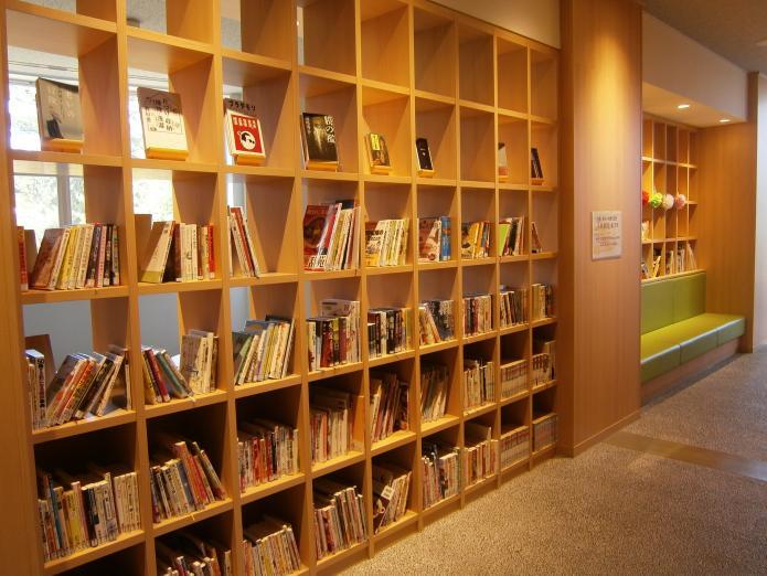 田中角栄元総理に関する書籍コーナーやさまざまなジャンルの本が多数並んでいるしやまライブラリーの写真