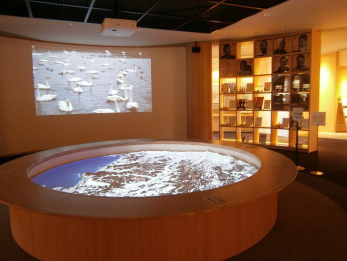 ふるさと館展示室にある、西山の風景を映し出すプロジェクションマッピングの写真