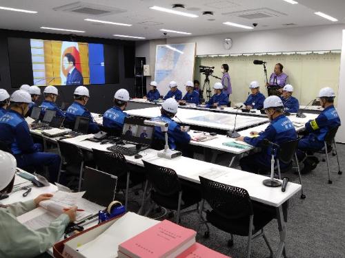 写真：柏崎市役所災害対策本部会議室で行われた国・県・市との本部運営訓練の様子。インターネットを介して、遠隔会議を行いました