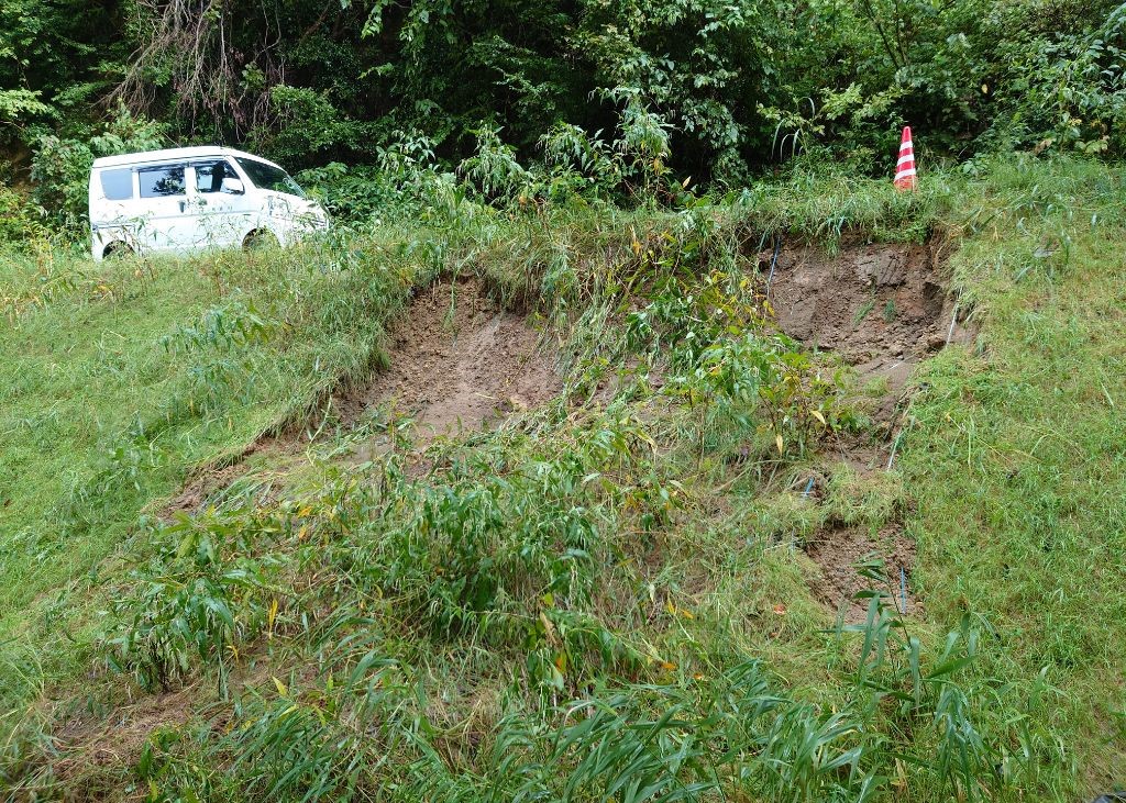 写真：道路下側の法面が崩れています