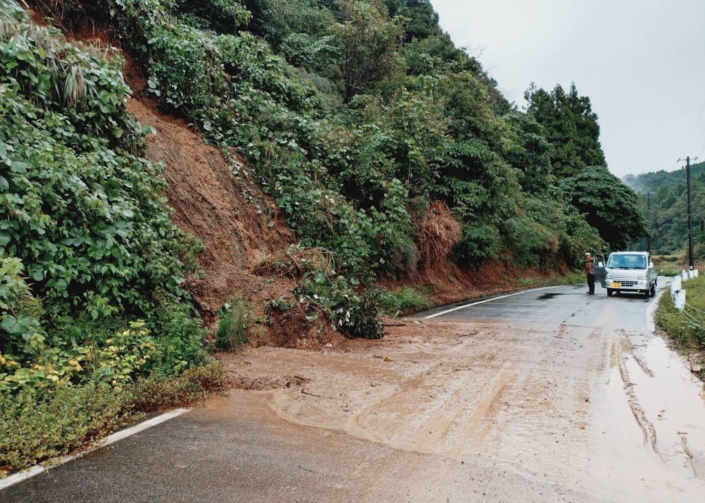 写真：山肌が崩れた市道