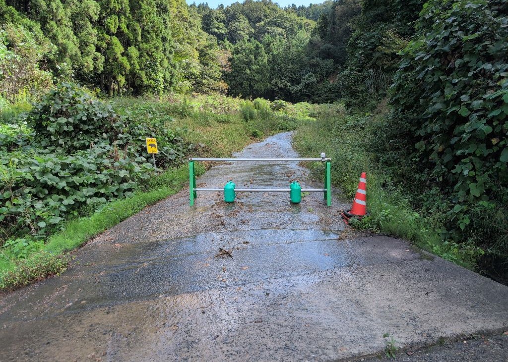 写真：複数個所で路肩が崩れた市道12‐77号線。通行できないようにバリケードを設置しています。