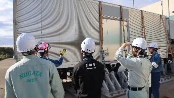 写真：6号機ガスタービン発電機の不具合事象を確認している様子