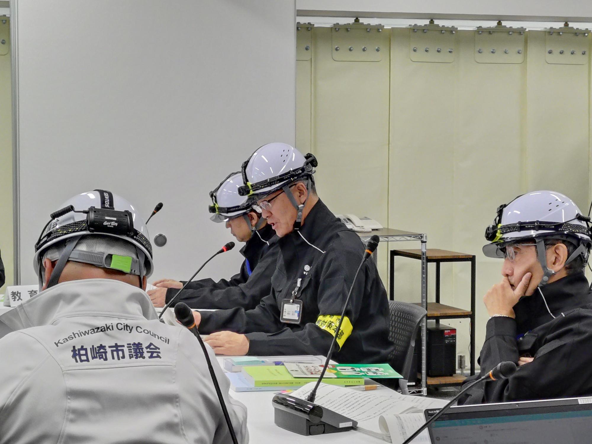 写真：市役所で行われた災害対策本部運営訓練。市長が本部員に指示を出す様子