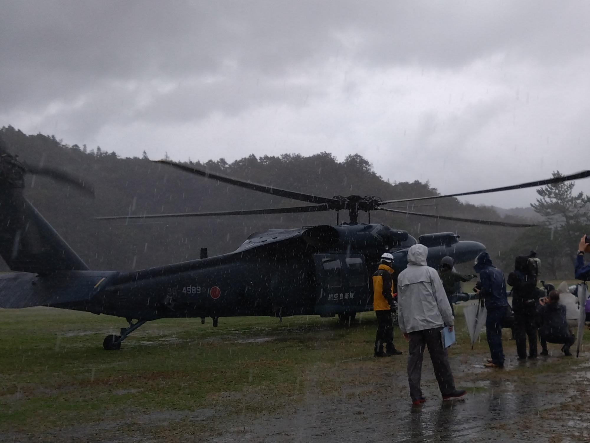写真：住民避難訓練用のヘリコプターが止まっています