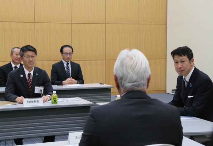 中央に知事、両脇に刈羽村長と柏崎市長が向かい合って座り、意見交換を行なっている様子の写真