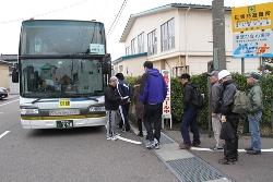 広域避難訓練参加者の方々が並んでバスに乗り込もうとしている写真