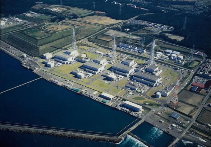 右から1・2・3・4号機と並んだ柏崎刈羽原子力発電所の空撮写真