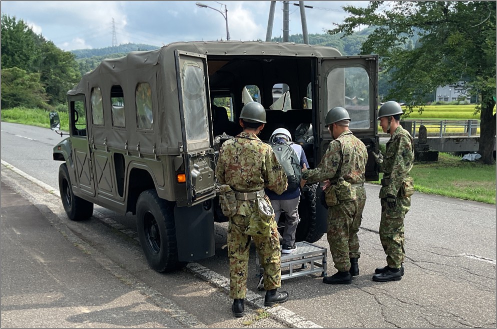 自衛隊車両による要配慮者移送訓練の様子です。
