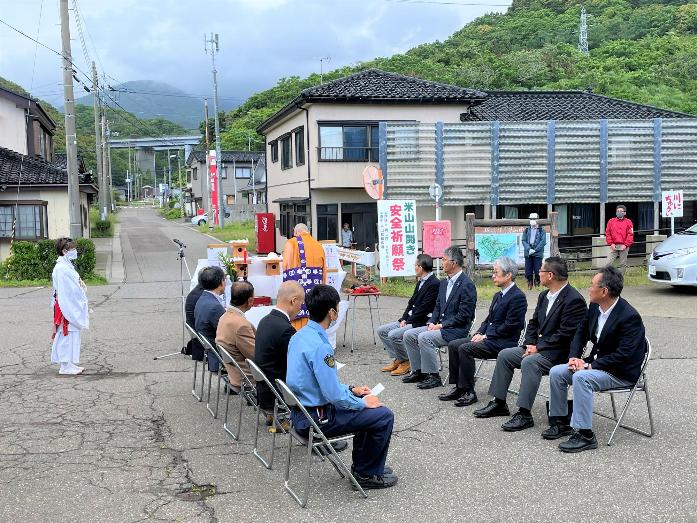 住職が行う祈願を市長と安全祈願祭関係者が椅子に座って見届けている様子