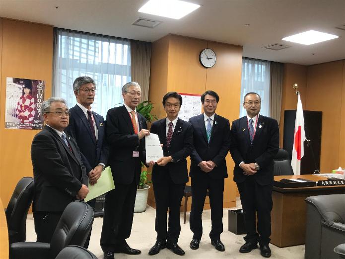 北朝鮮による拉致問題に関する新潟県市町村長の会（3市町村長）が内閣府の副大臣ら（3人）に要望書を渡している様子