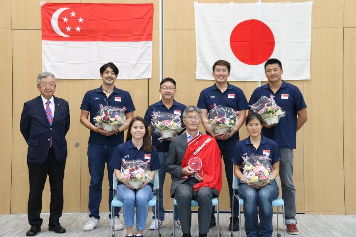水球のシンガポール代表選手、監督と市長が並んで記念撮影をしている様子