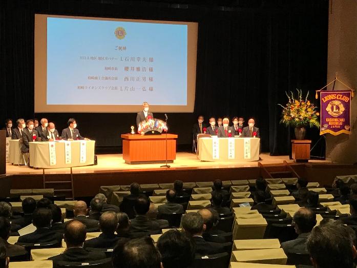 市長が柏崎日本海ライオンズクラブの記念式典において、ステージに立って祝辞を述べている様子