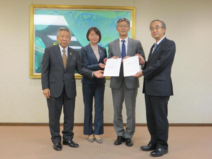 市長が小千谷市長と加茂市長とともに花角新潟県知事に対して要望書を手渡している様子