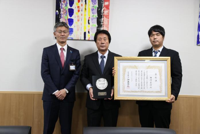 市長が「現代の名工」を受賞した田村さんと並んで記念撮影している様子