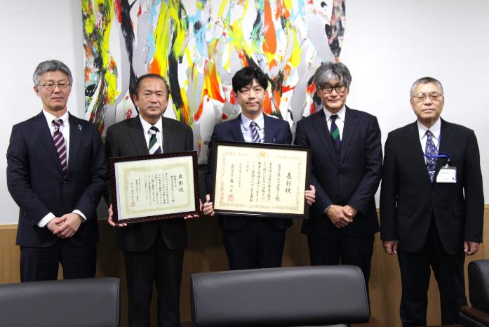 市長と教育長が鏡が沖中学校PTA会長、鏡が沖中学校校長、小中学校PTA連合会事務局長と並んで記念撮影している様子