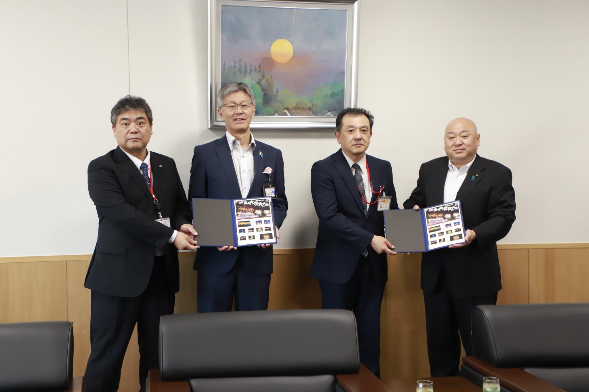 市長と議長がオリジナルフレーム切手を受け取っている。