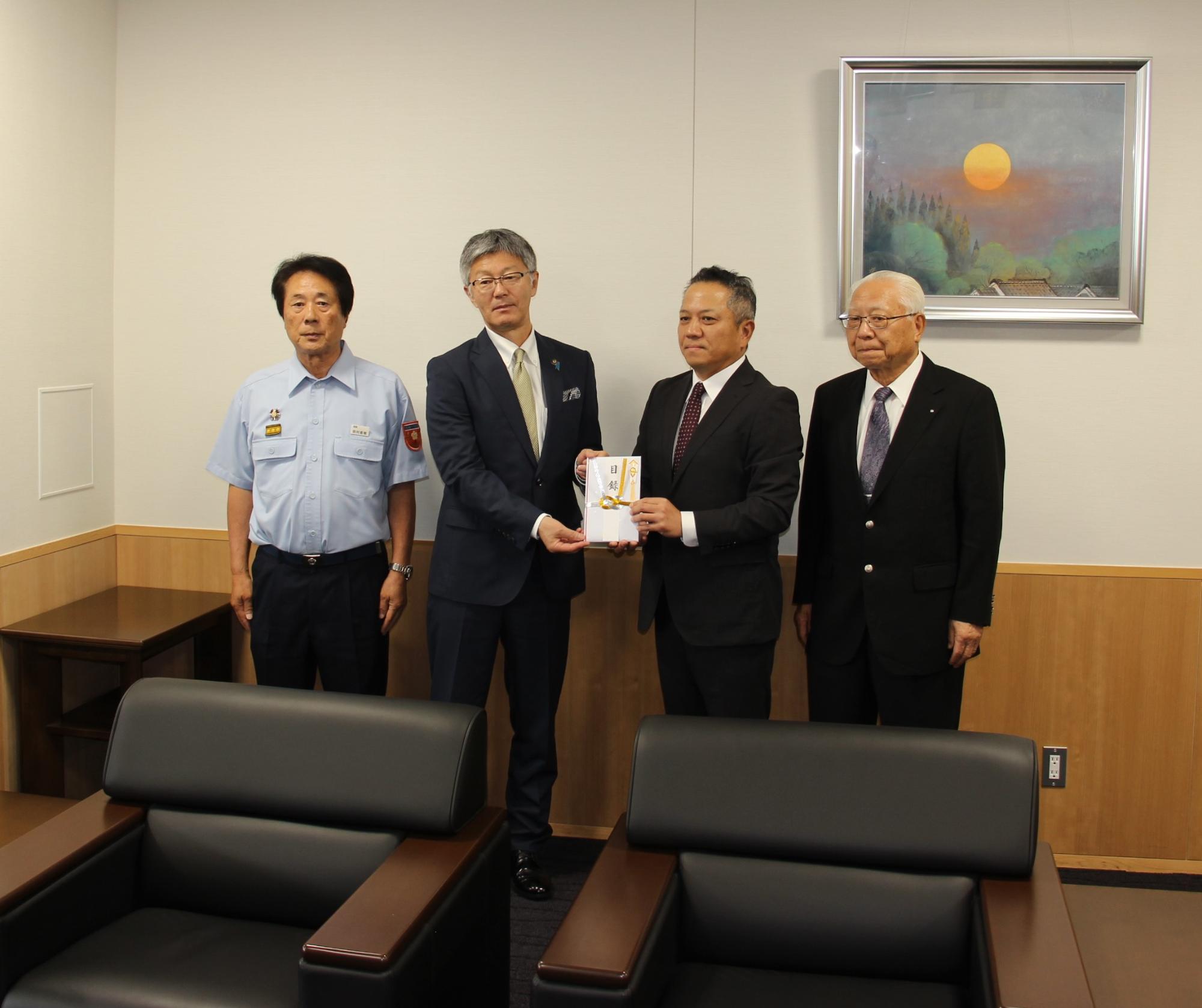 写真：高橋代表取締役社長から目録を受け取る櫻井市長