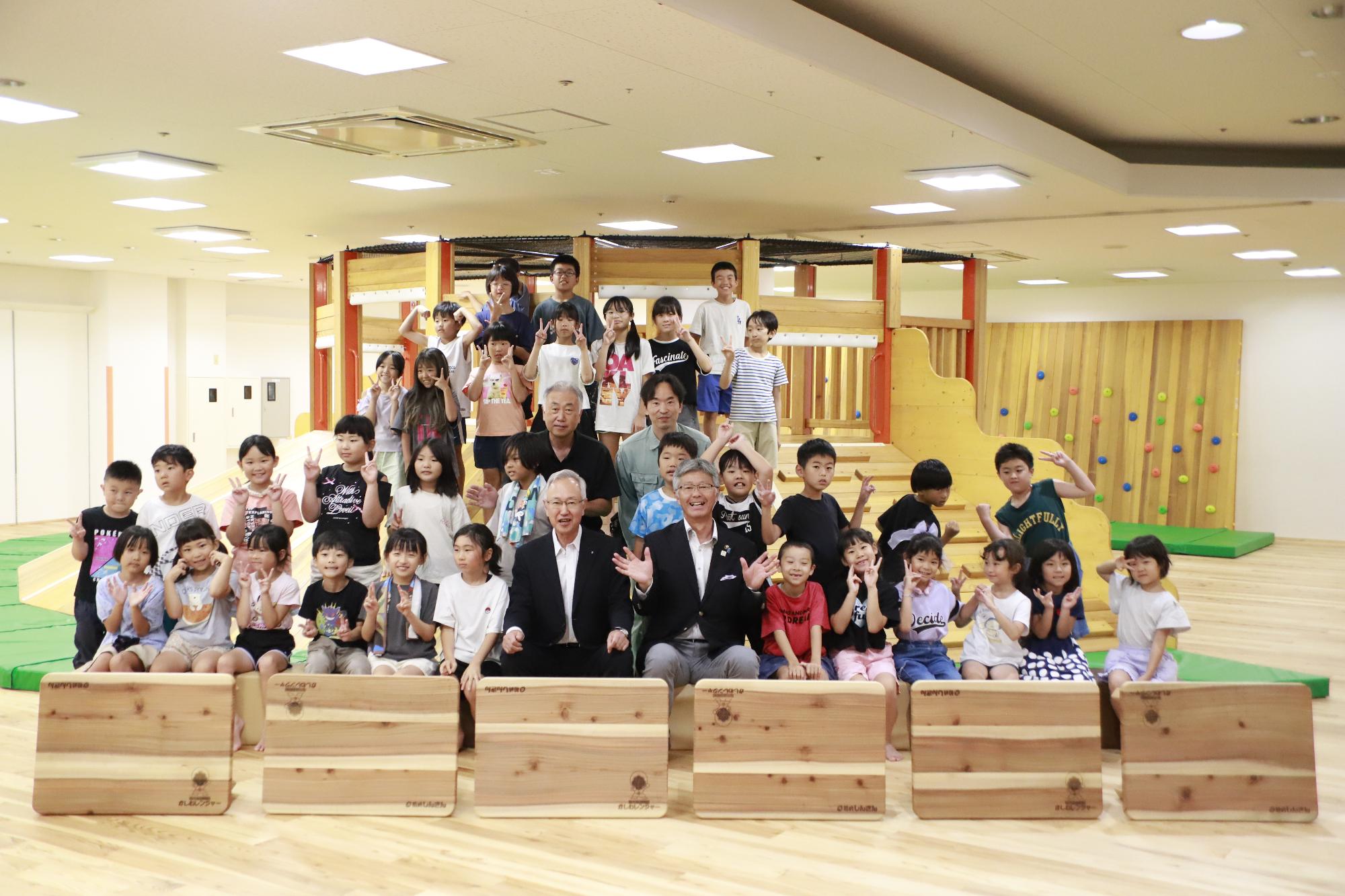 出席者と子どもの集合写真