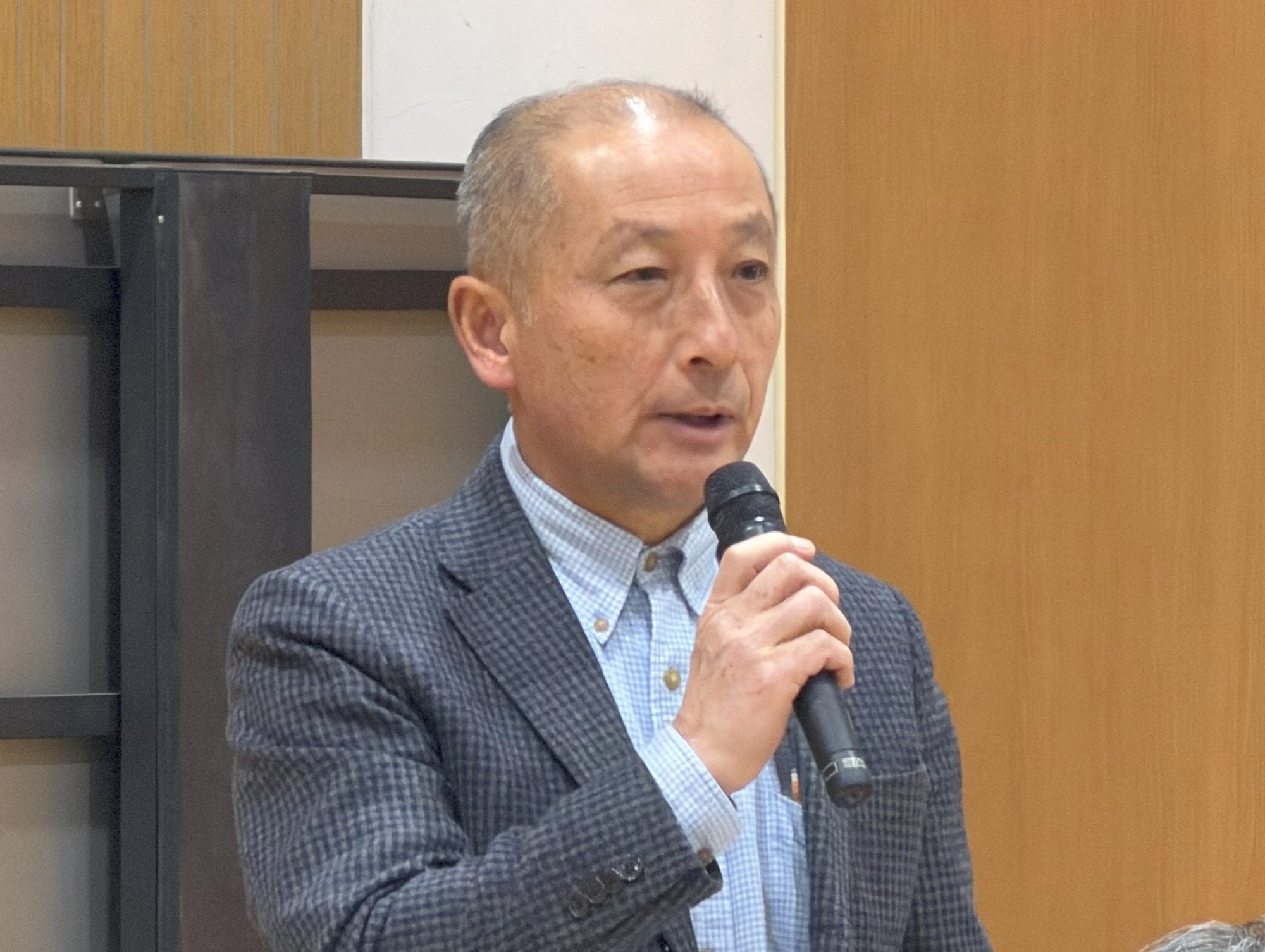 写真：市長に質問をする男性市民