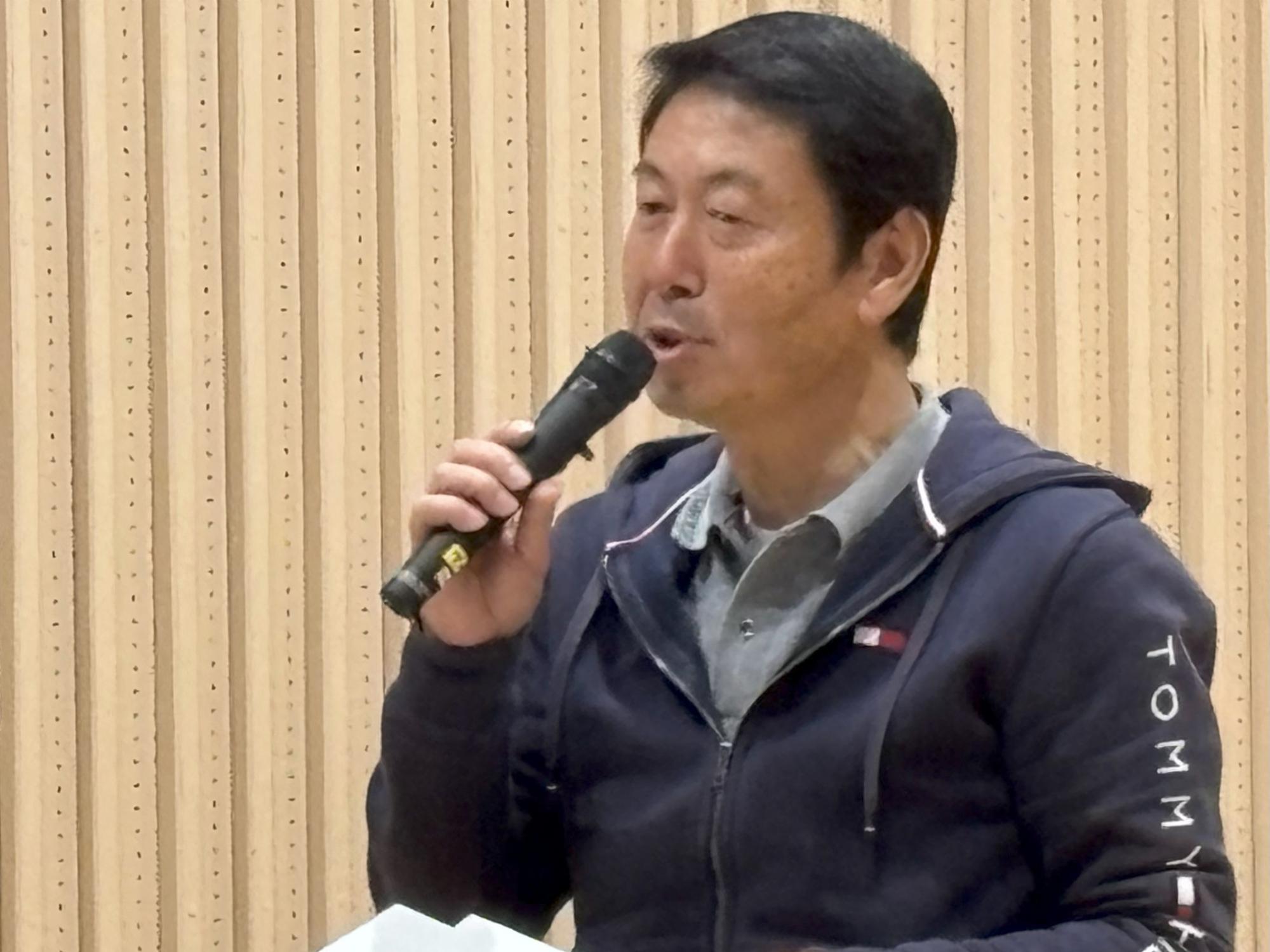 写真：市長に質問をする男性市民