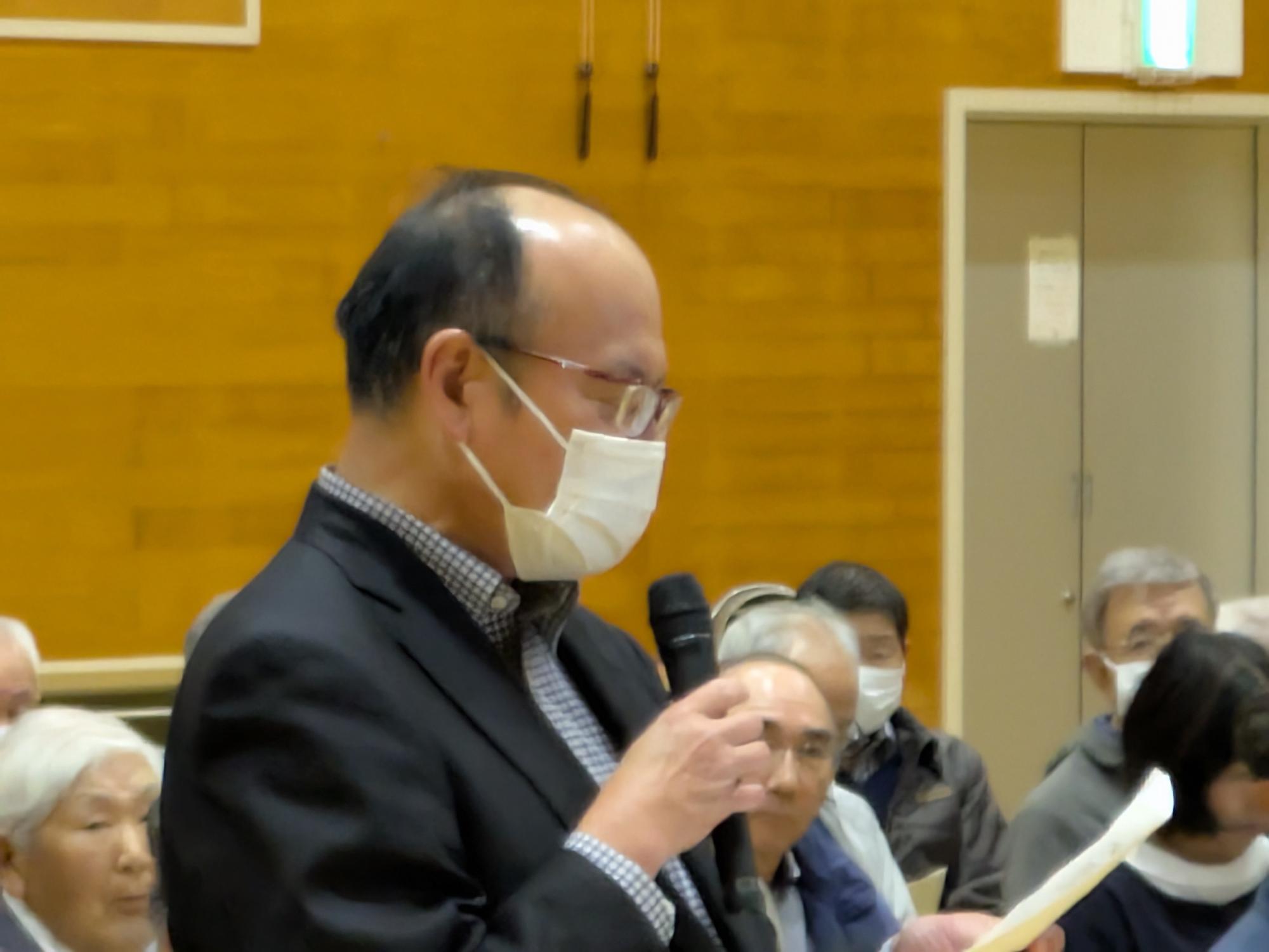 写真：市長に質問をする男性市民