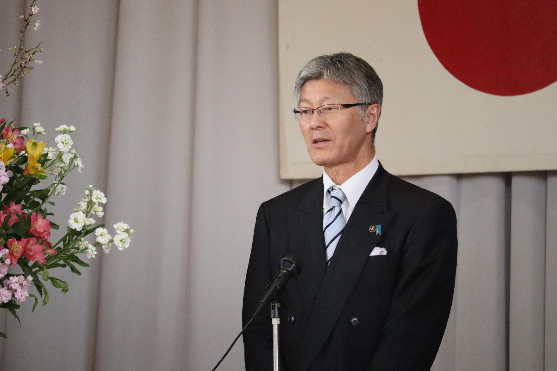 写真：中通小学校閉校式で児童や保護者に向けて式辞を述べる櫻井市長