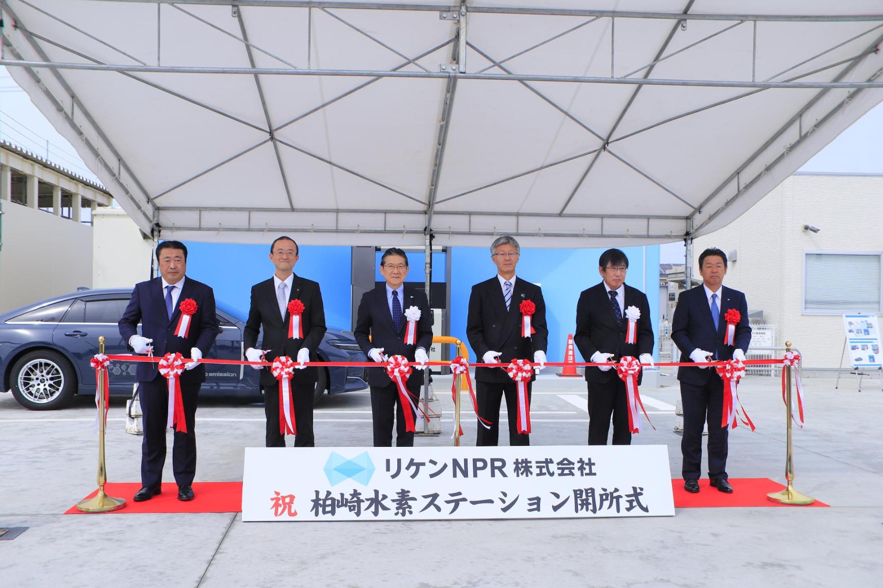写真：リケンNPR柏崎水素ステーション開所式で来賓とともにテープカットをする櫻井市長