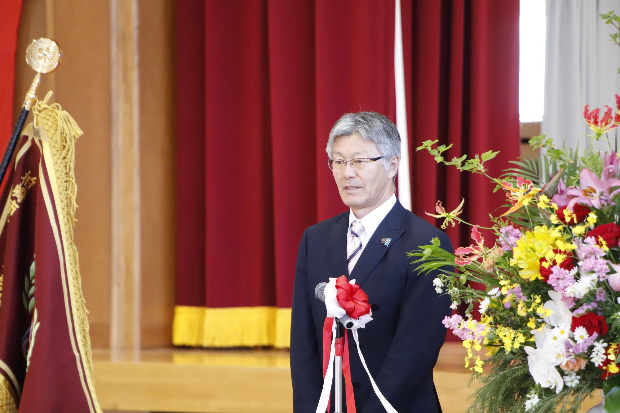 写真：桜通小学校の児童に祝辞を述べる市長