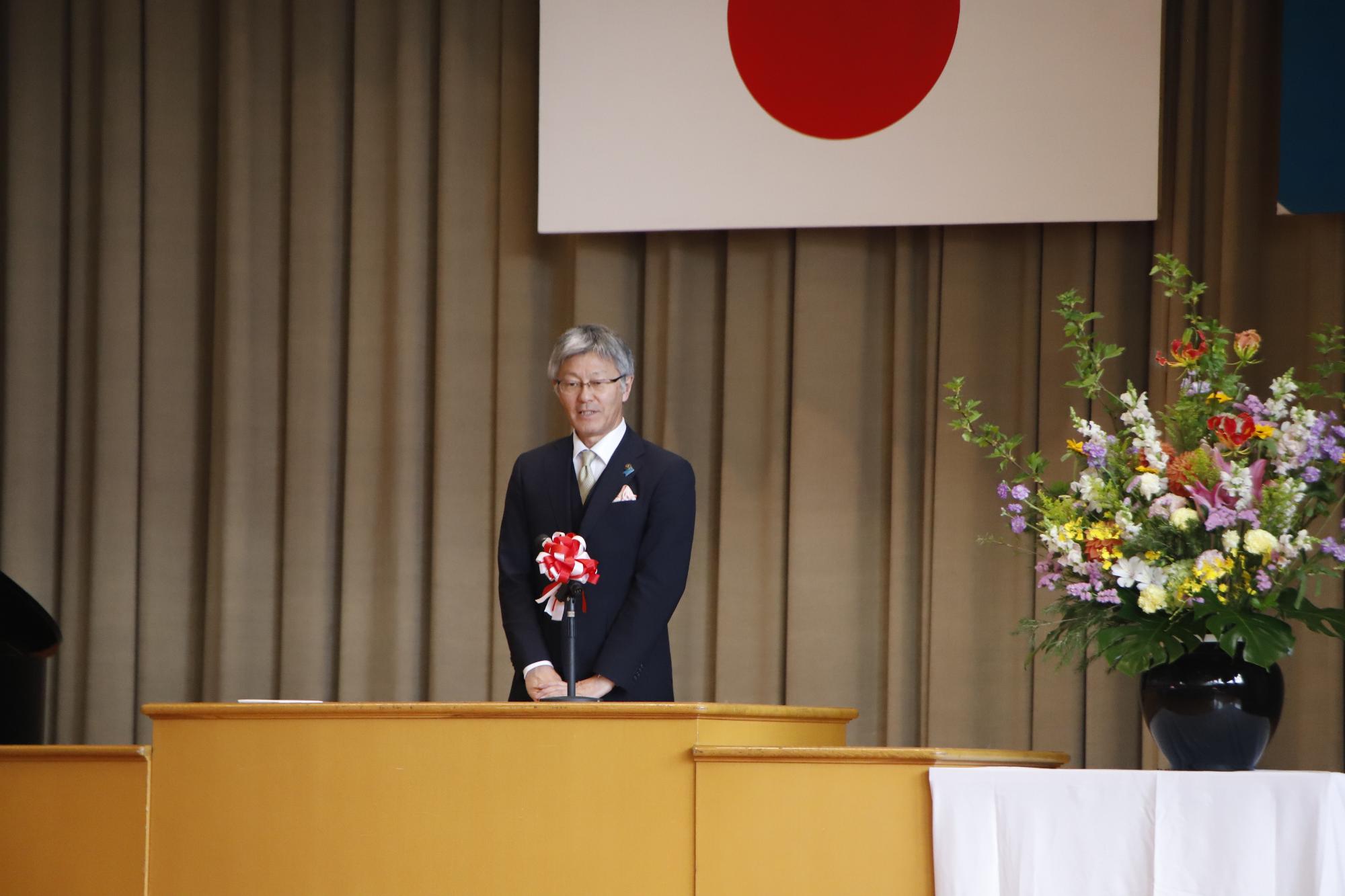写真：西小学校の開講式で、児童らに祝辞を述べる市長