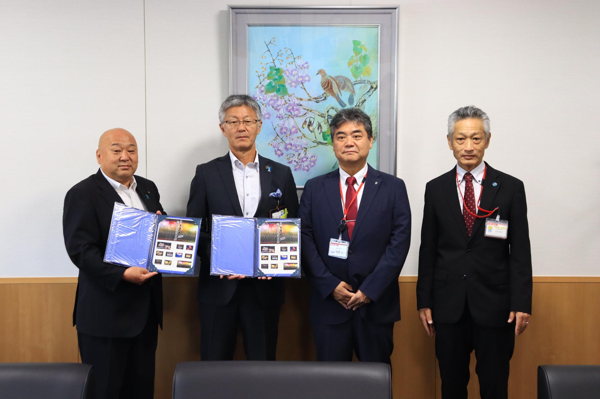 写真：市長と議長が受け取ったオリジナルフレーム切手を持ち、日本郵便株式会社関係者2名が並んでいます。
