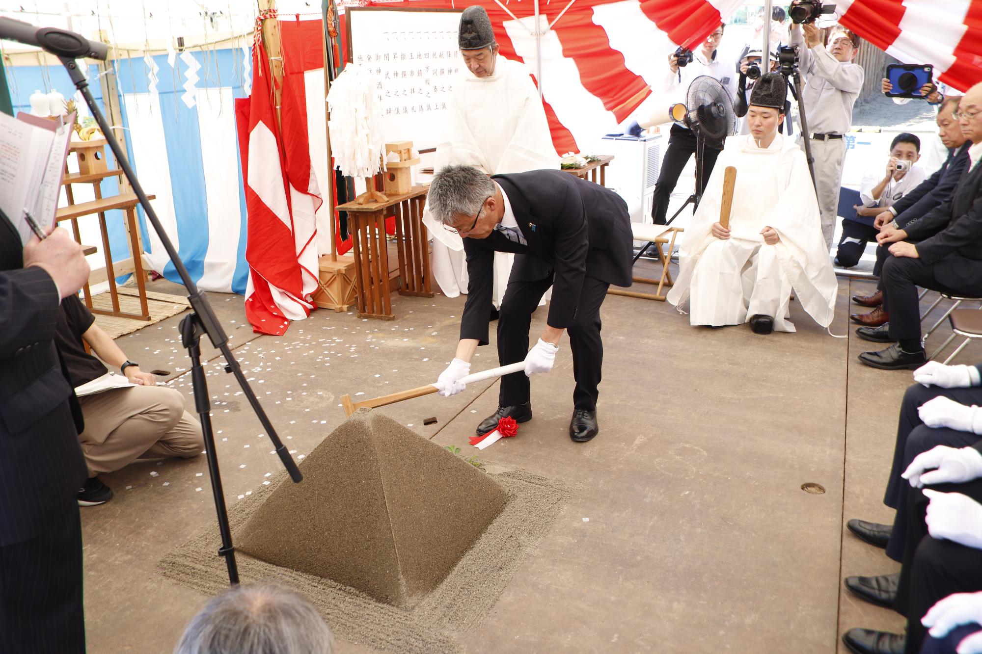写真：新ごみ処理場の建設予定地で行われた地鎮祭で、市長が鍬入れをしているところ
