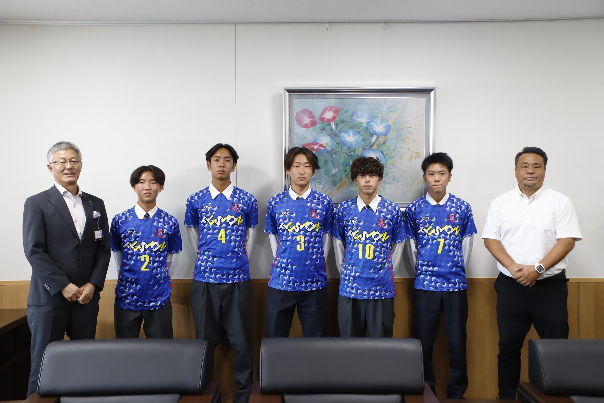 写真：櫻井市長とビーチサッカークラブの監督、5人の選手の集合写真