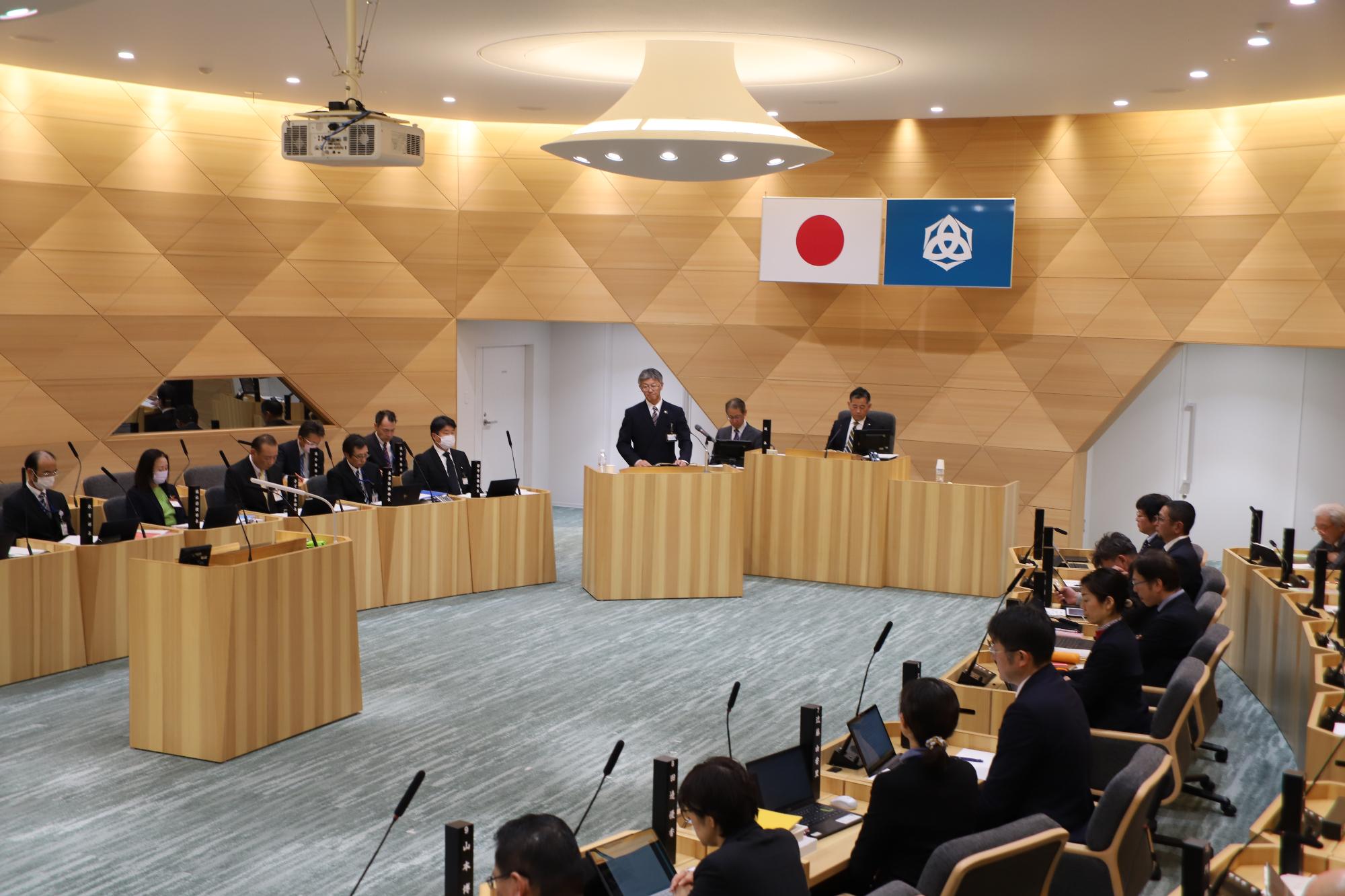 市政方針演説会場の柏崎市議会議場の写真