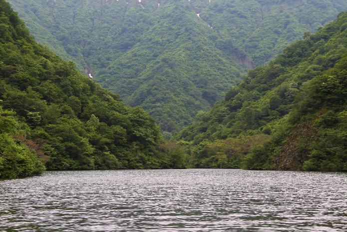 赤岩ダム湖と後ろの山々が写る風景写真