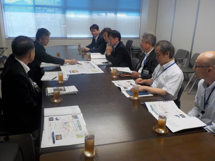 長岡国道事務所職員と協議会職員がテーブルを囲んでいる中、市長が要望内容を説明している様子の写真