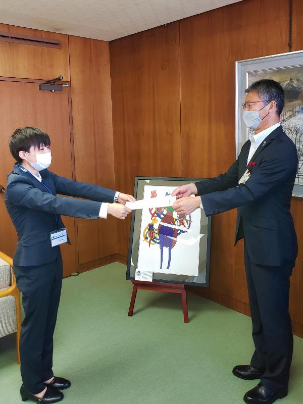 市長から高柳矢田地域の地域おこし協力隊に就任した山田さんへ辞令を交付している写真